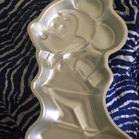 Mickey Mouse Cake Pan - Picture 3 of 5